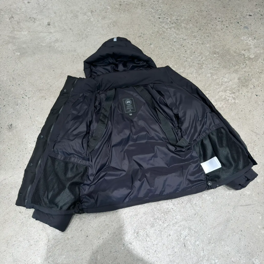 P780 Style No. Y110 𝗖𝗔𝗡𝗔𝗗𝗔 𝗚𝗢𝗢𝗦𝗘｜Canada Goose 𝗝𝘂𝗻𝗰𝘁𝗶𝗼𝗻Capsule Short Down Jacket/Ouyang Nana Generation 𝗦𝗶𝘇𝗲: 𝗫𝗦 𝗦 𝗠 𝗟 𝗫𝗟 Product color: black, white